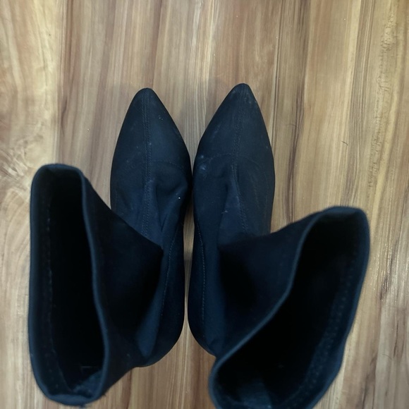 Selling these boots they were worn once or twice. There in good condition. - Picture 2 of 3